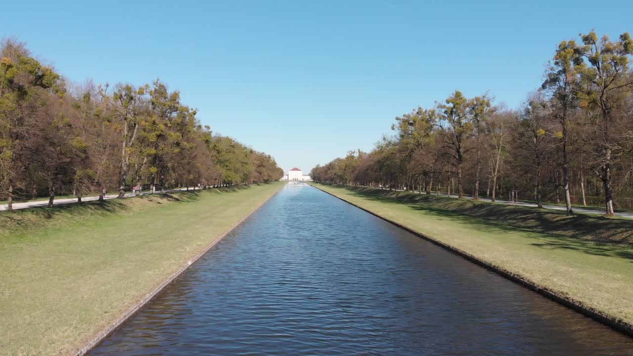 물과 아름다운 정원을 보여주는 dji mavic air와 함께 독일 뮌헨 님펜부르크의 아름다운 궁전