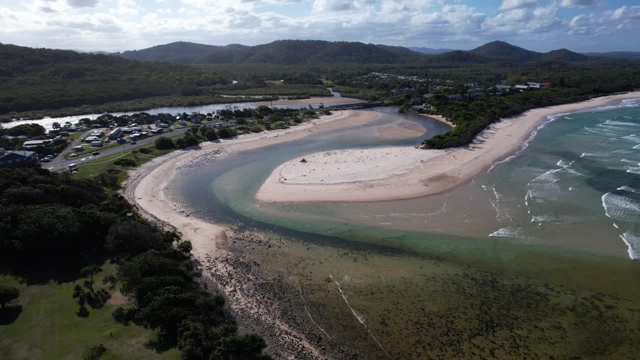 Hastings Point Beach ved udmundingen af Cudgera Creek i New South Wales, Australien – dronefoto