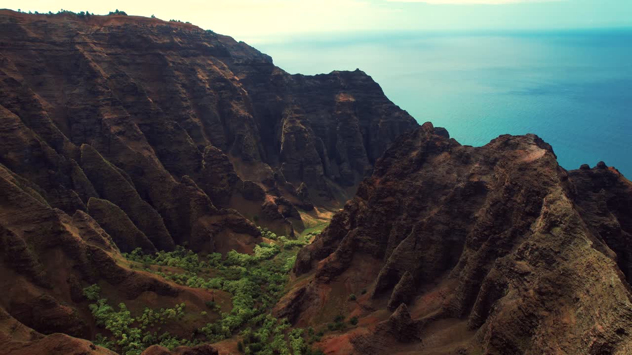 Vista aérea de los acantilados costeros de la costa de Na Pali en Kauai