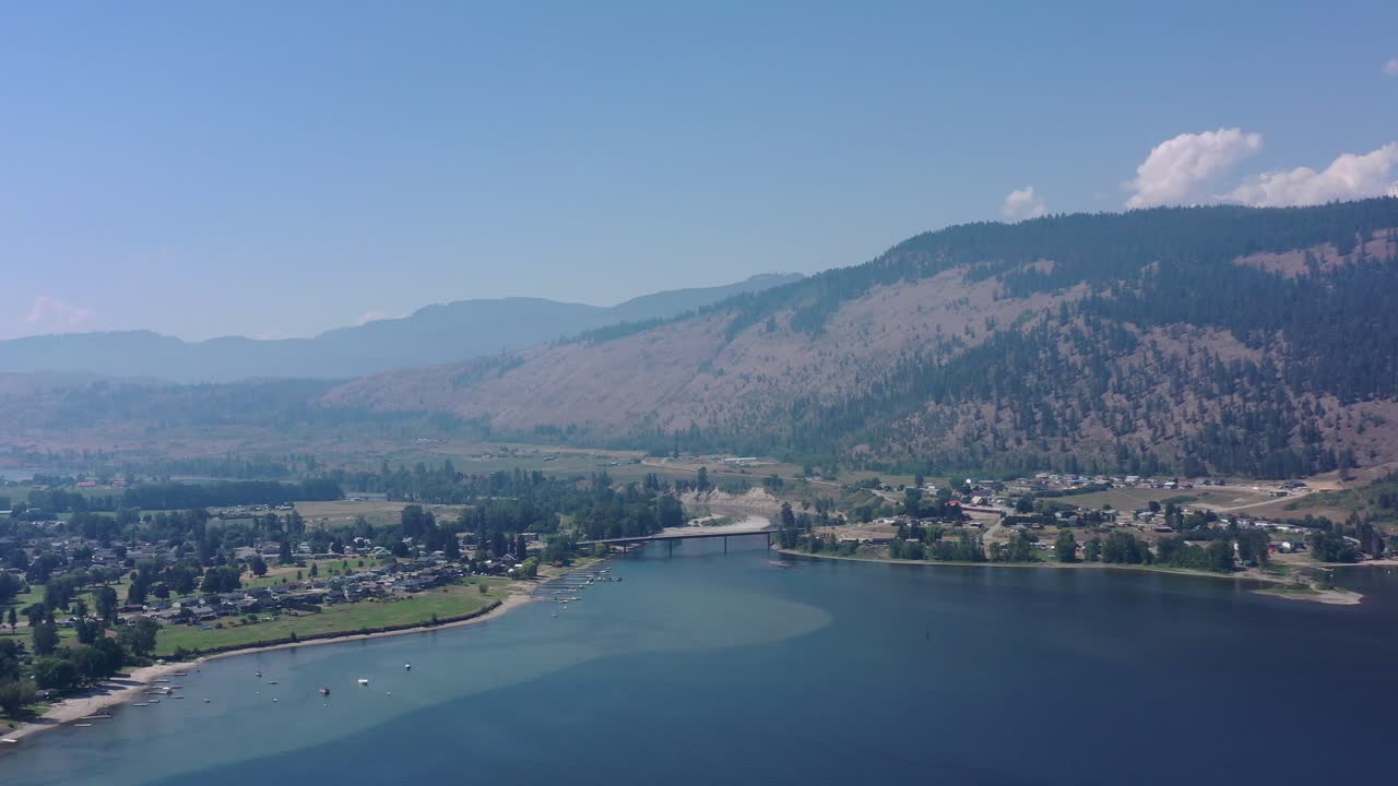 chase village por el pequeño lago shuswap: exploración aérea de la vida a orillas del lago