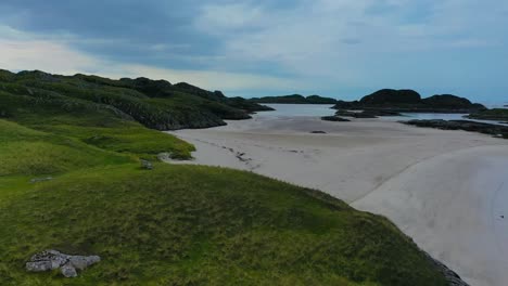 Schnelles-Drohnen-Passah-Auf-Das-Meer-Und-Den-Strand-Auf-Der-Insel-Mull