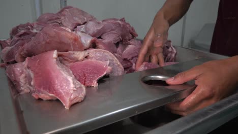 Salchichas-Proceso-De-Carne-Producción-En-Fábrica-Hecho-A-Mano-Ahumado-Hervido-Envoltura-Carne-Picada-Especias