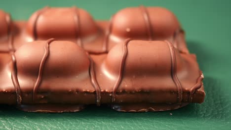primer plano de una barra de chocolate