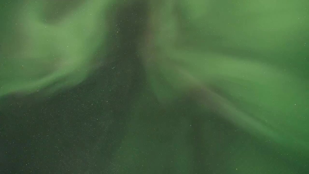 Timelapse dell'aurora boreale di una tempesta geomagnetica G1, filmato sopra il circolo polare artico.