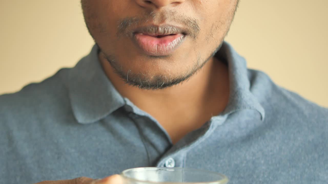 차를 마시는 남자