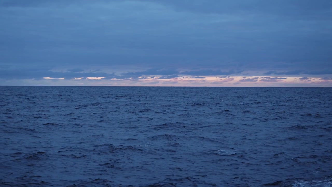 Havudsigt fra skib ved solnedgang med dramatisk himmel og skyer, horisont og havvand og nat med stormskyer i det store uendelige åbne hav. Havudsigt fra båd eller skib, baggrund med plads til tekst