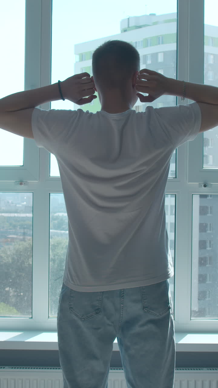 창문에서 휴식을 취하는 남자