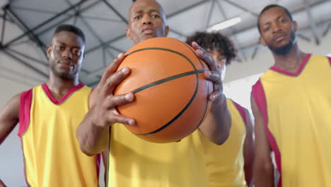 Diverso-Equipo-De-Baloncesto-Centrado-En-El-Juego