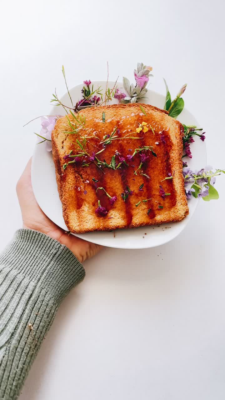 una hermosa rebanada de pan tostado con flores
