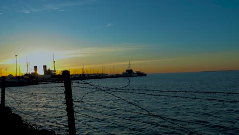 Bewegte-Aufnahmen-Eines-Sonnenuntergangs-Im-Hafen-Von-Tallinn-Mit-Schiffen-Und-Booten,-Die-Nachts-Und-Abends-In-4K-Sichtbar-Sind-Und-Sich-In-Europa-An-Der-Ostsee-Befinden