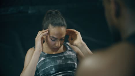 señora haciendo abdominales con entrenador personal