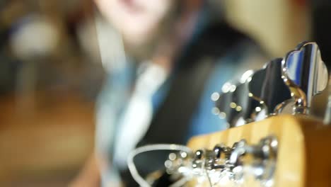 músico que toca la guitarra acústica