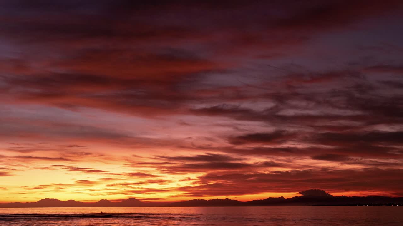 바다 위에 해가 지는 것