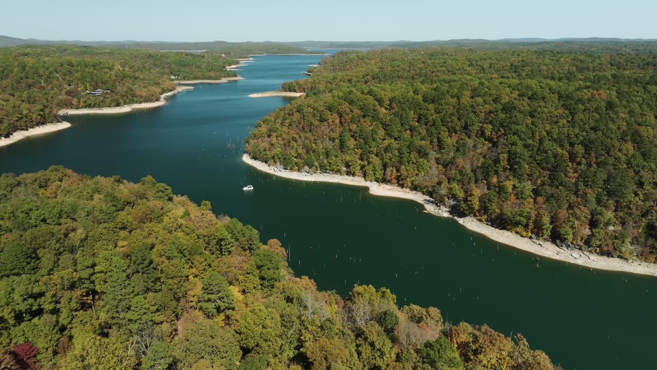 Pittoreschi boschi con colori autunnali attorno al lago Beaver a Bland, Arkansas, USA