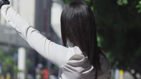 Mujer-Afroamericana-Llamando-A-Un-Taxi-En-Las-Calles-De-La-Ciudad