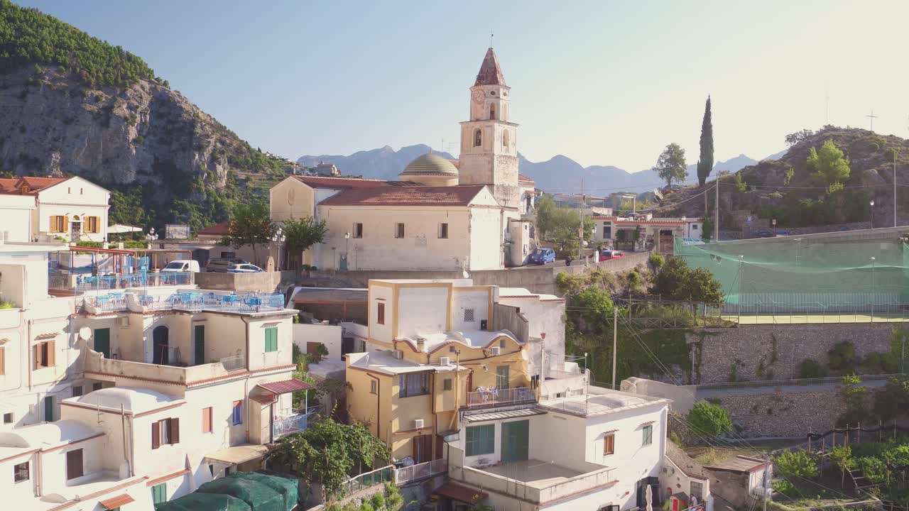 이탈리아의 그림 같은 언덕 꼭대기 마을