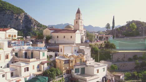 pintoresco pueblo italiano en la cima de una colina
