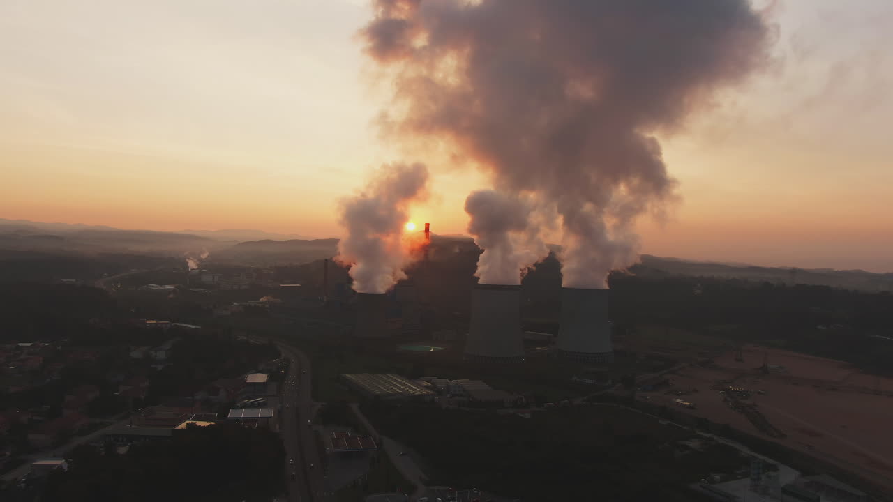 planta de energía al atardecer