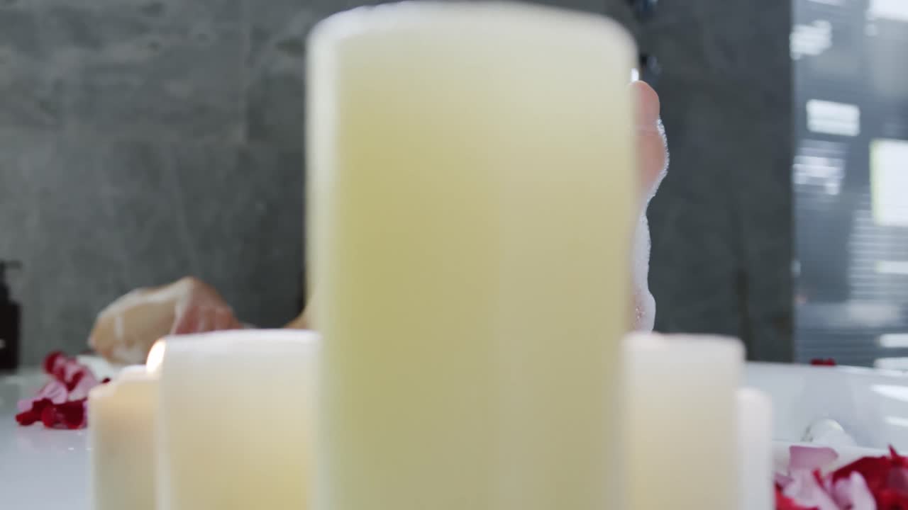 mujer joven disfrutando de su tiempo libre