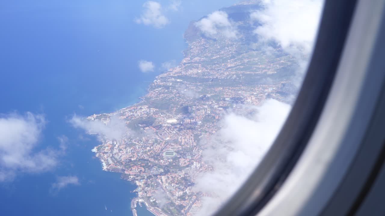 vista de la ciudad de la isla desde la ventana de un avión