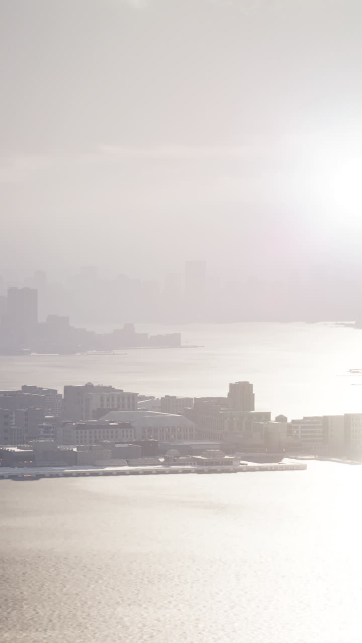 霧に包まれた都市風景の景色
