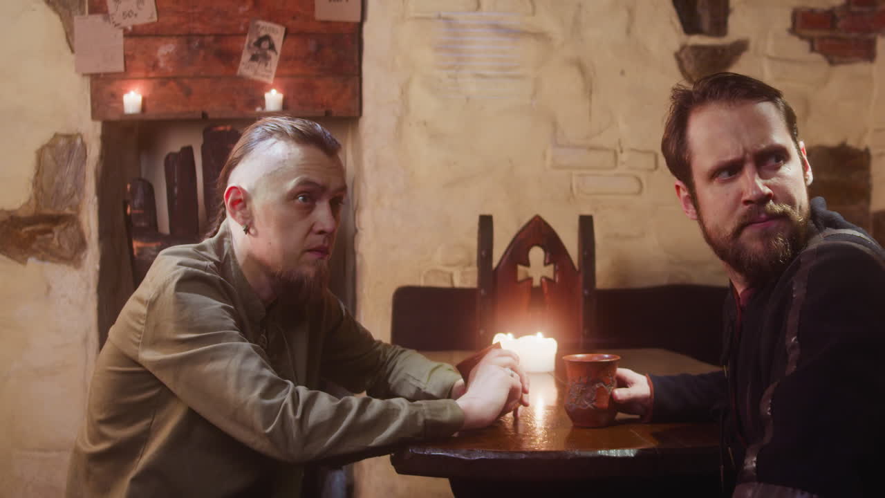 남자들은 술집에서 술을 마시며 옛 친구를 만난다. 미소 짓는 방랑자는 일어서서 손을 흔들고, 동료는 중세 술집의 남자를 멈추게 한다. 재미있는 판타지 장면.