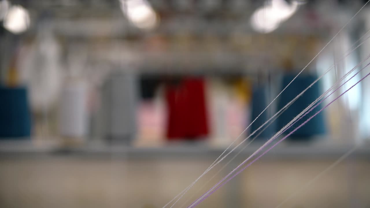 bobinas de hilo en la máquina de tejer vista