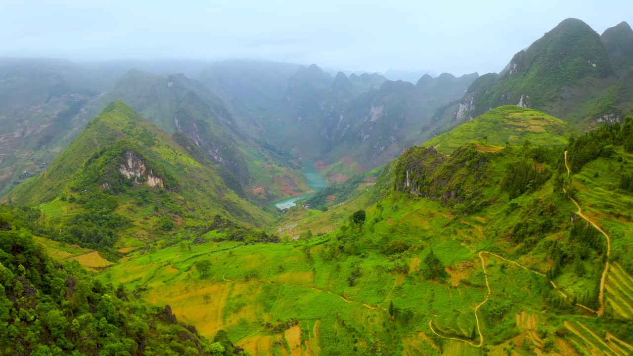 muñeca aérea delante del magnífico río nho que con su agua verde azul turquesa en el magnífico paso ma pi leng en el norte de vietnam