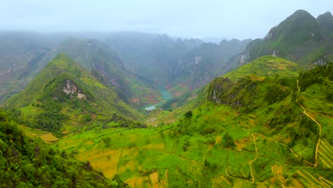 Muñeca-Aérea-Delante-Del-Magnífico-Río-Nho-Que-Con-Su-Agua-Verde-Azul-Turquesa-En-El-Magnífico-Paso-Ma-Pi-Leng-En-El-Norte-De-Vietnam