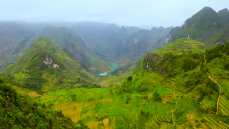 muñeca aérea delante del magnífico río nho que con su agua verde azul turquesa en el magnífico paso ma pi leng en el norte de vietnam