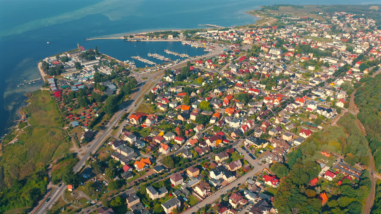 폴란드의 마리나와 함께 jastarnia의 드론 은 은 여름 날 배경에 만과 함께