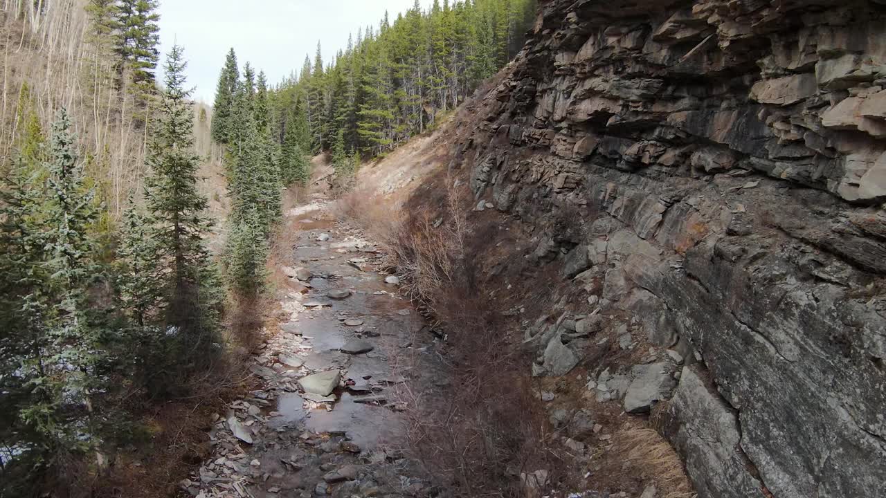 arroyo en colorado con video de drones avanzando en cámara lenta