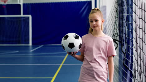 Chica-En-El-Campo-De-Futbol