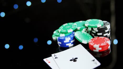 cartas de juego y fichas de casino en la mesa de póquer 4k