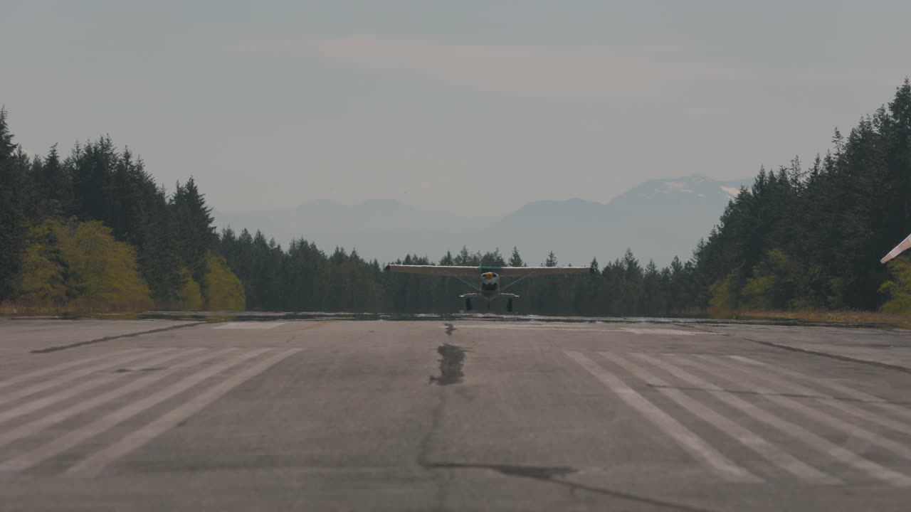 Un avion Cessna atterrissant sur une piste de l'île Texada, Colombie-Britannique, Sunshine Coast, Canada