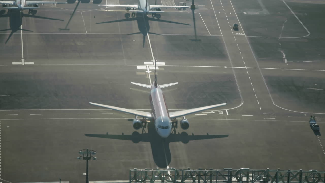 Grande Avião de Passageiros Estacionado no Pátio do Aeroporto