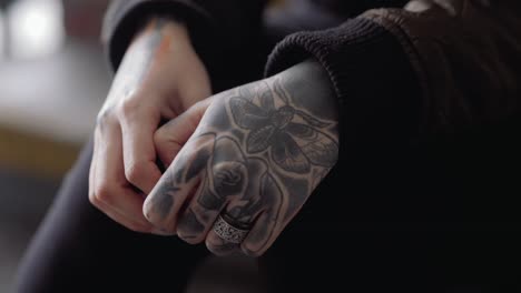 manos femeninas tatuadas de cerca