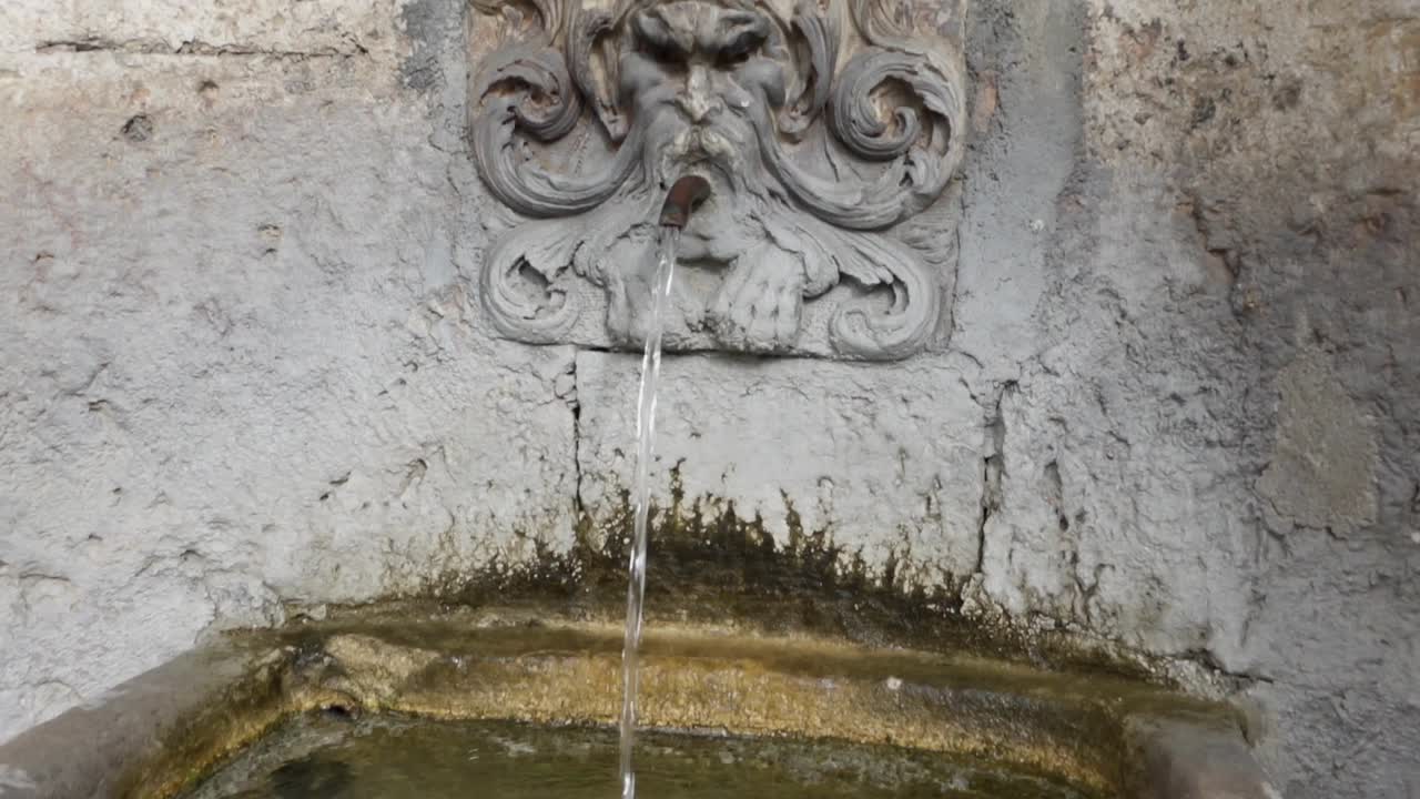 cuenca y un ornamento de mascarón de una fuente en la ciudad de spoleto en umbría