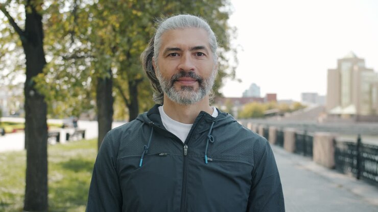 Ritratto di un uomo in un parco