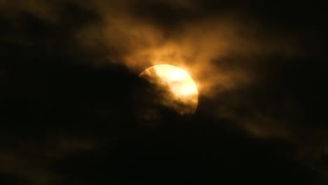 Una-Luna-Llena-Emergiendo-Majestuosamente-A-Través-De-Las-Oscuras-Nubes-Nocturnas---Timelapse