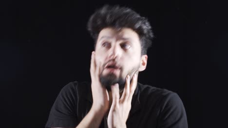 el hombre mentalmente enfermo se vuelve loco.