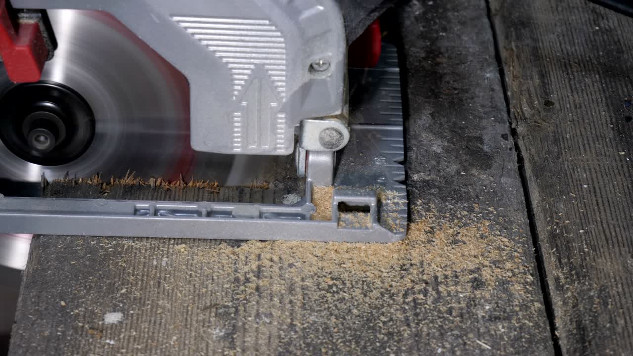 두꺼운 오래된 보드를 원형 도자기로 잘라내고 있습니다.