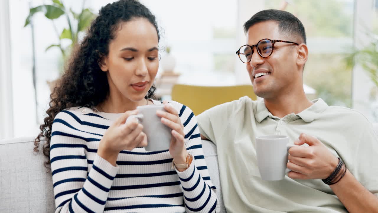 커피, 사랑, 그리고 소파에 있는 커플