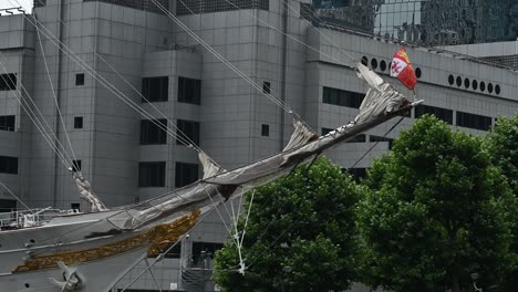 Spanische-Flagge-An-Der-Vorderseite-Von-Juan-Sebastián-De-Elcano,-Canary-Wharf,-London,-Vereinigtes-Königreich