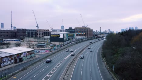 一架无人机在周末在伦敦一条繁忙的主要道路上飞行