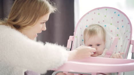 Mamá-Joven-Alimentando-Al-Bebé-Con-Cuchara.-Madre-Alimentando-Al-Niño