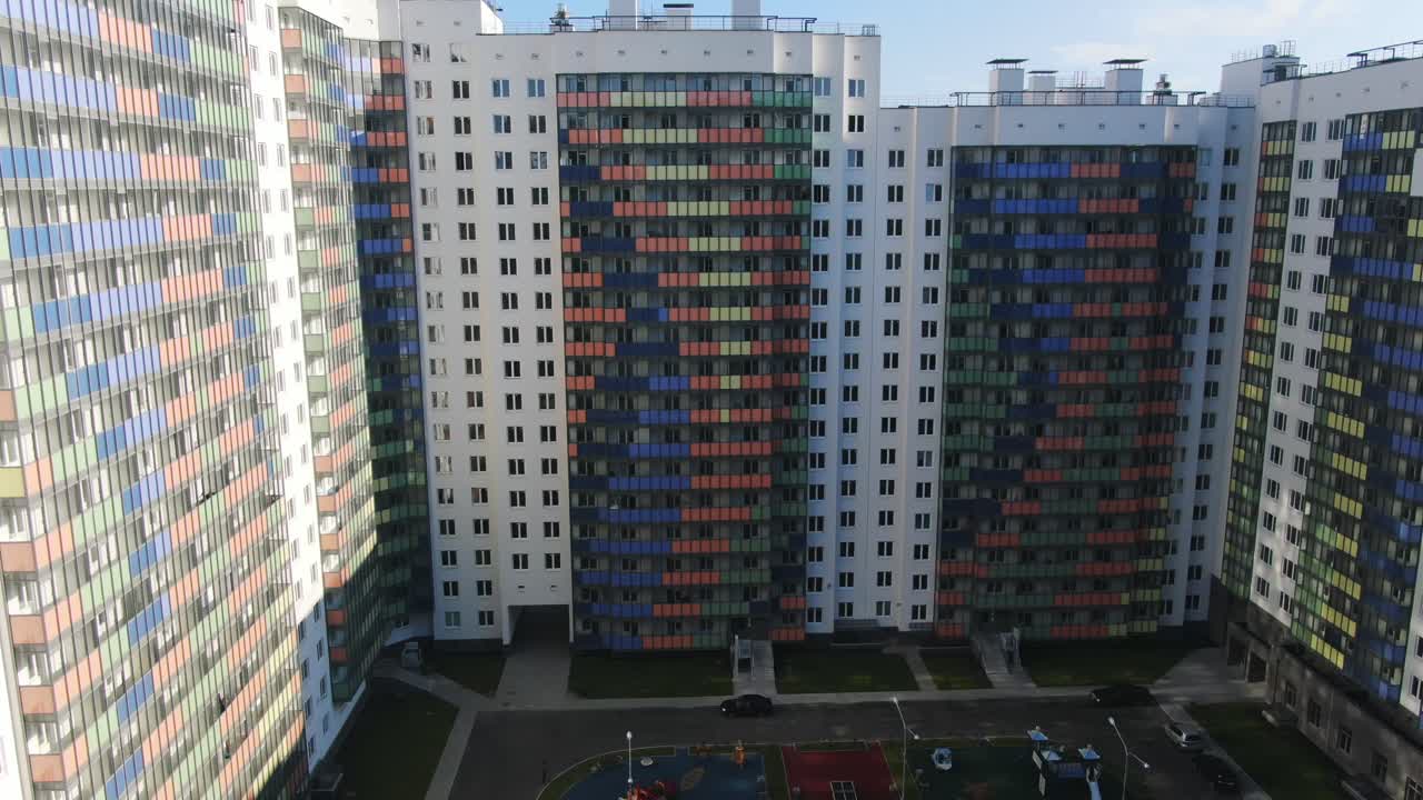 edificios de apartamentos coloridos con un patio de recreo
