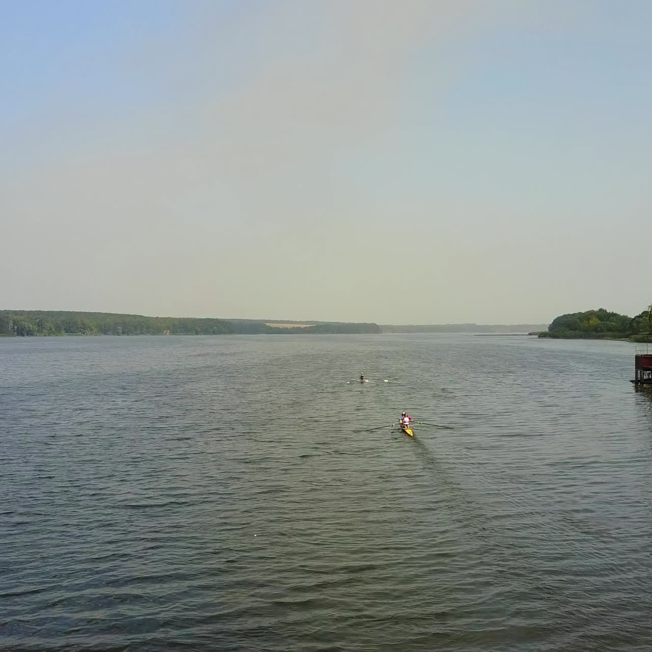 kayakers que se entrenan en canoa