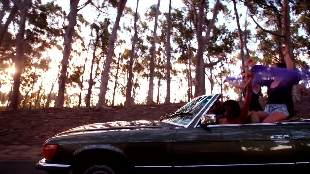 십대 친구 들 이 연기 폭탄 으로 여행 을 축하 하고 있다