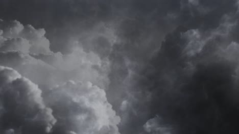 黑暗的雲, 移動的 cumulonimbus 雲和雷暴